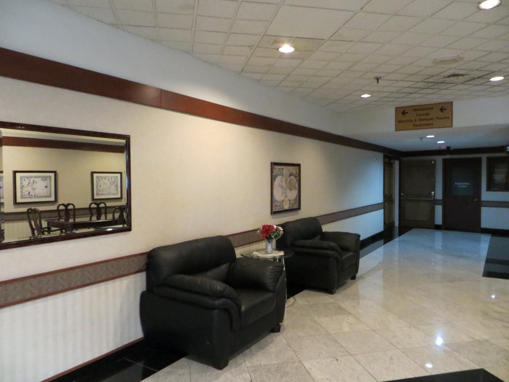 Elk Grove Hotel Элк-Гров-Виллидж Экстерьер фото